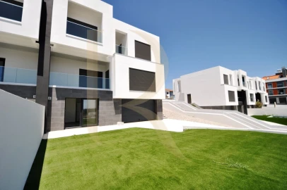 Moradia T5 para Venda em Corroios