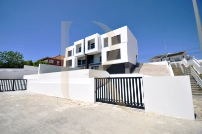 Moradia T5 para Venda em Corroios