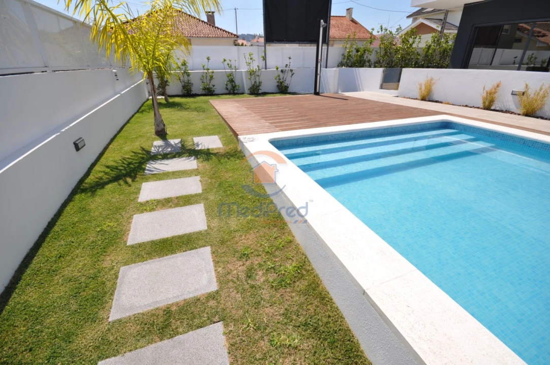 Moradia T4 para Venda em Loures Foto 54