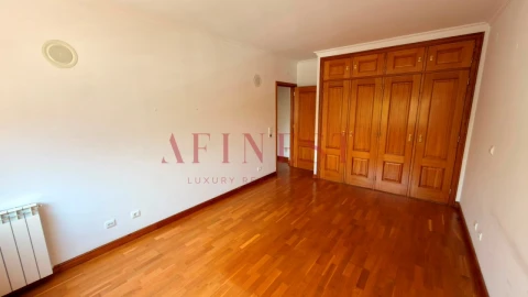 Apartamento T3 para Arrendamento em Carcavelos e Parede