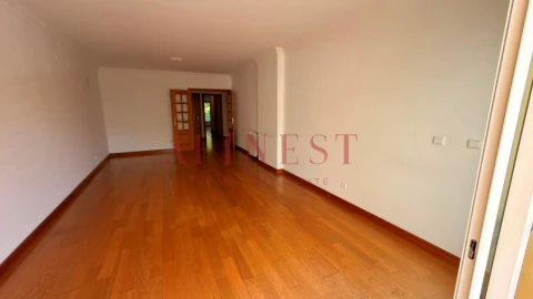 Apartamento T3 para Arrendamento em Carcavelos e Parede