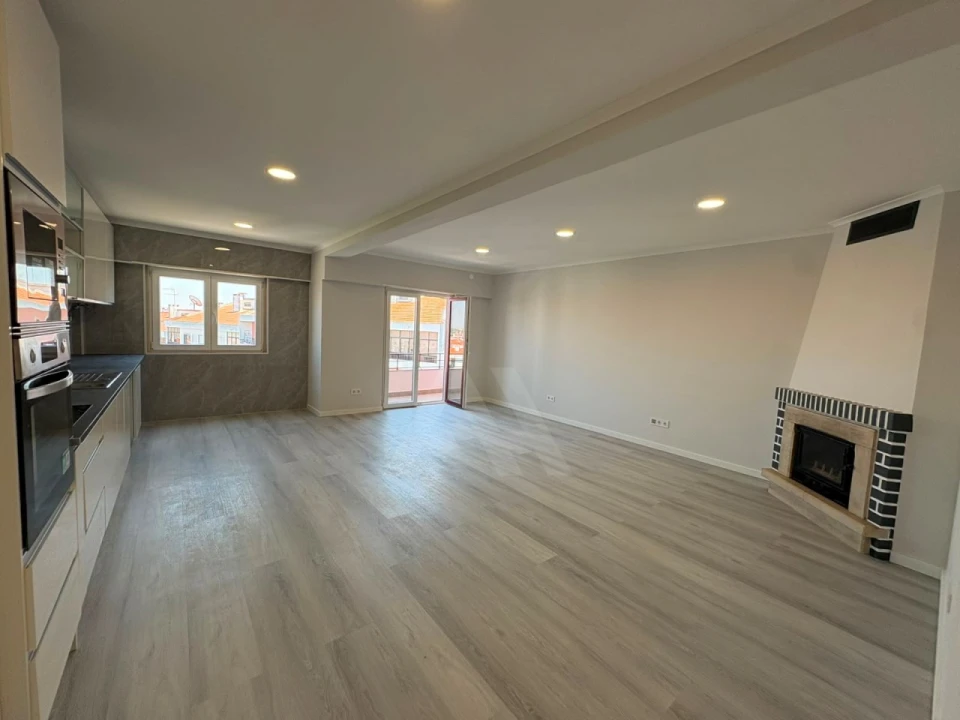 Apartamento T4 para Venda em Amora Foto 2