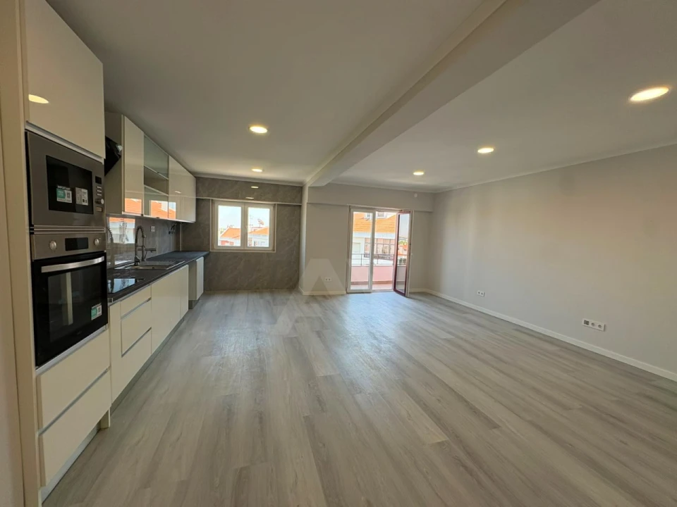 Apartamento T4 para Venda em Amora Foto 3
