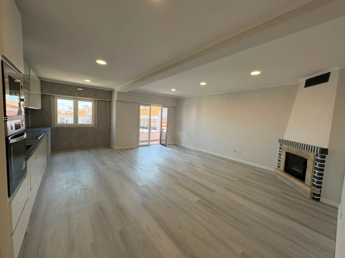 Apartamento T4 para Venda em Amora Foto 2