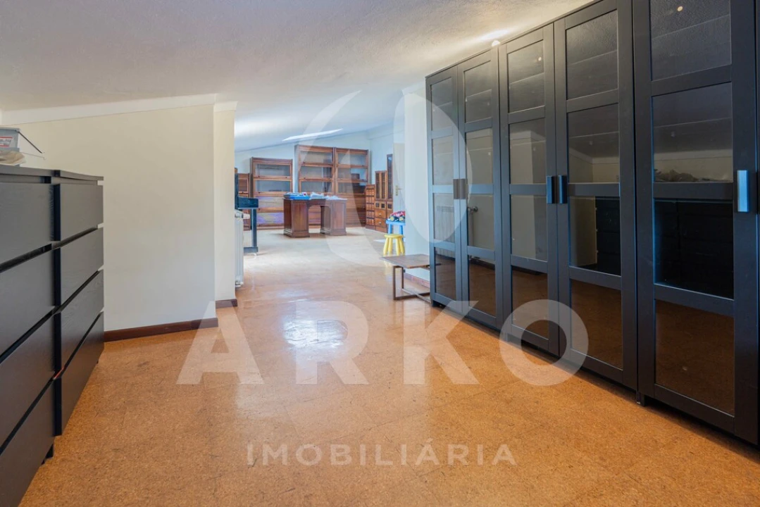 Moradia T4 para Venda em Santo Antonio dos Olivais Foto 24