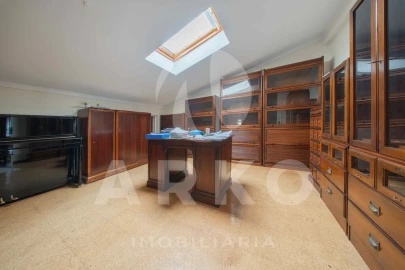 Moradia T4 para Venda em Santo Antonio dos Olivais