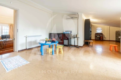 Moradia T4 para Venda em Santo Antonio dos Olivais