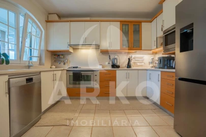 Moradia T4 para Venda em Santo Antonio dos Olivais