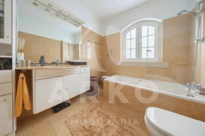 Moradia T4 para Venda em Santo Antonio dos Olivais
