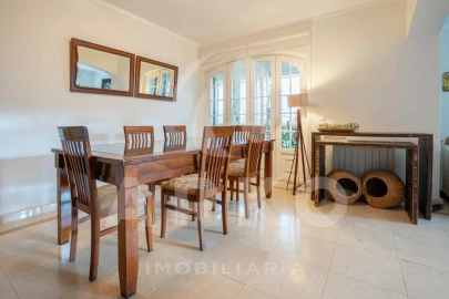 Moradia T4 para Venda em Santo Antonio dos Olivais