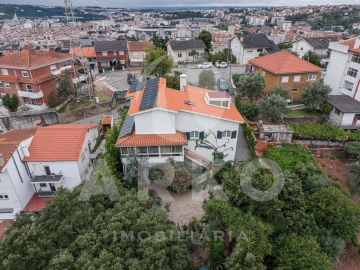 Moradia T4 para Venda em Santo Antonio dos Olivais