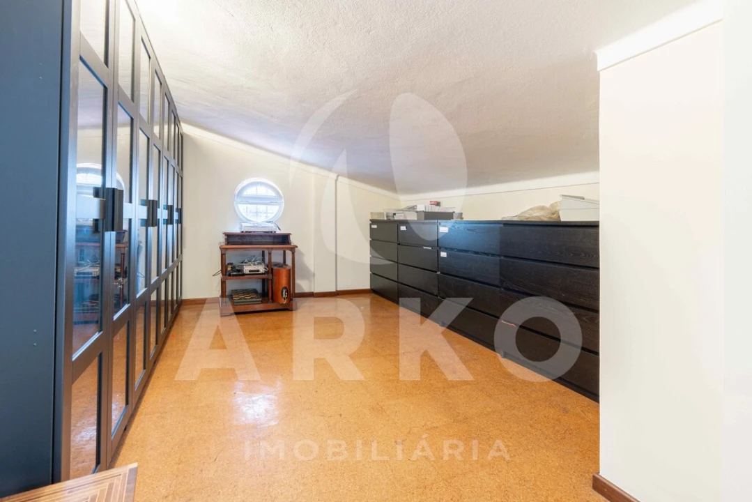 Moradia T4 para Venda em Santo Antonio dos Olivais Foto 25