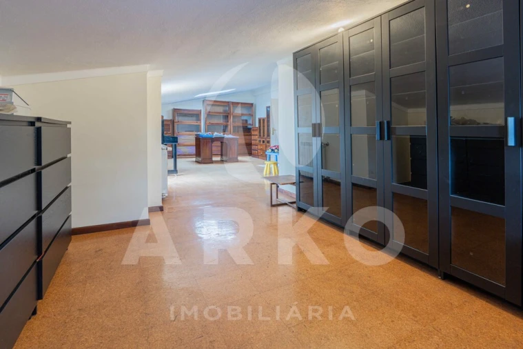 Moradia T4 para Venda em Santo Antonio dos Olivais Foto 24