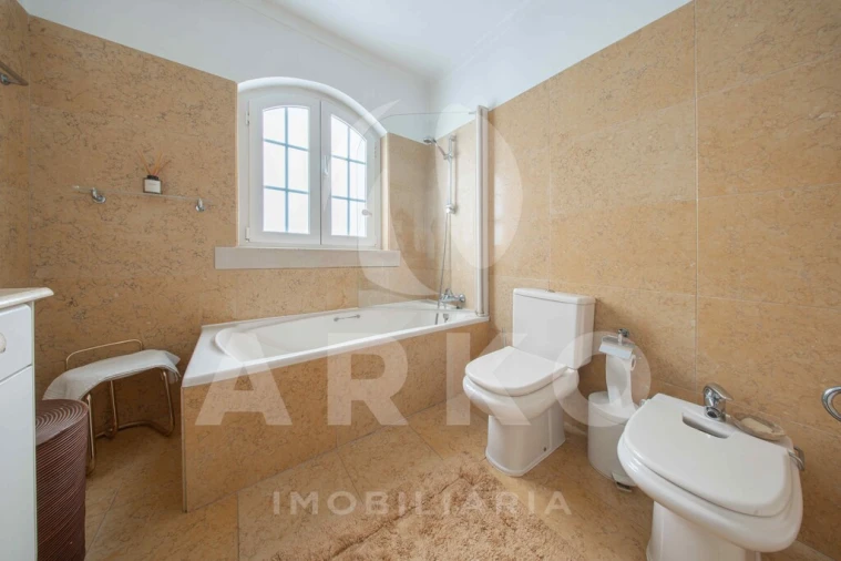 Moradia T4 para Venda em Santo Antonio dos Olivais Foto 22