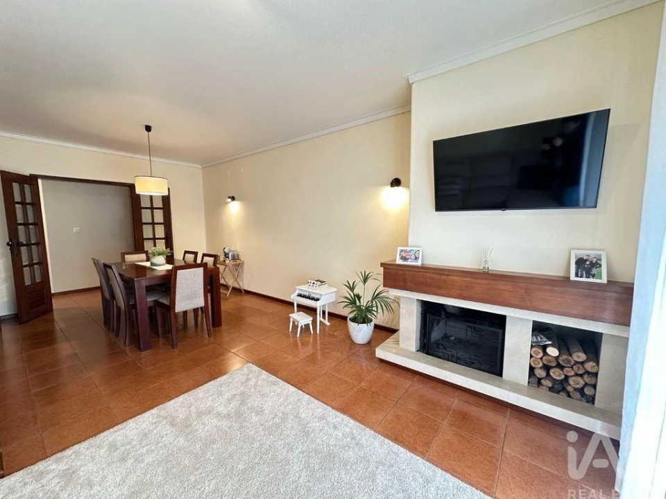 Moradia T4 para Arrendamento em Oiã Foto 11