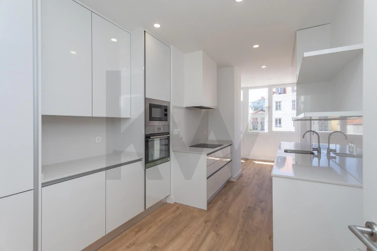 Apartamento T4 para Arrendamento em Avenidas Novas Foto 2