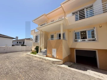 Moradia T4 para Arrendamento em Alcabideche