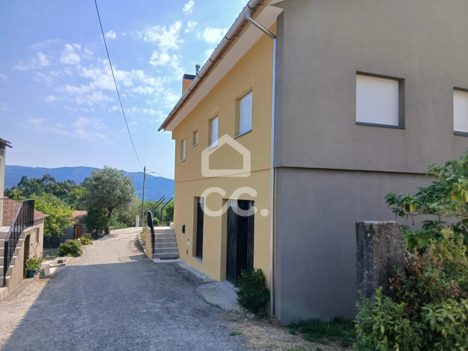 Moradia T3 para Venda em Arcozelo das Maias Foto 3