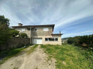 Moradia T3 para Arrendamento em Caldas de Vizela (São Miguel e São João)