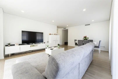 Apartamento T3 para Venda em Sobrado e Bairros