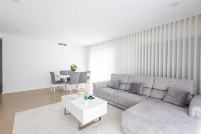 Apartamento T3 para Venda em Sobrado e Bairros