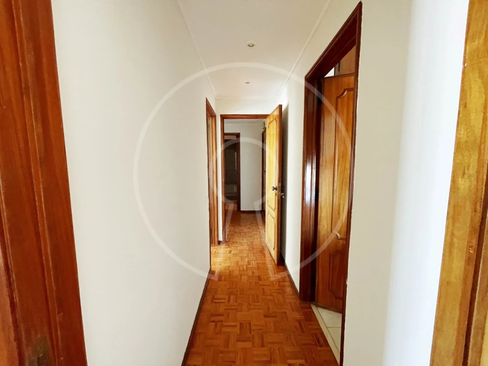 Apartamento T3 para Arrendamento em Campolide Foto 5