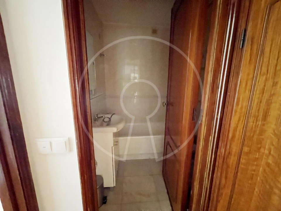 Apartamento T3 para Arrendamento em Campolide Foto 8