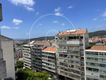 Apartamento T3 para Arrendamento em Campolide