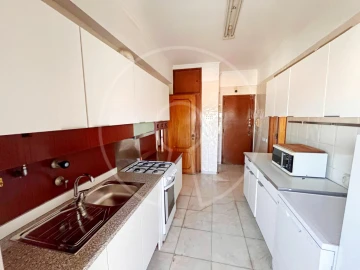 Apartamento T3 para Arrendamento em Campolide