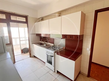 Apartamento T3 para Arrendamento em Campolide