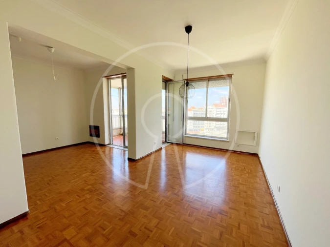 Apartamento T3 para Arrendamento em Campolide Foto 2