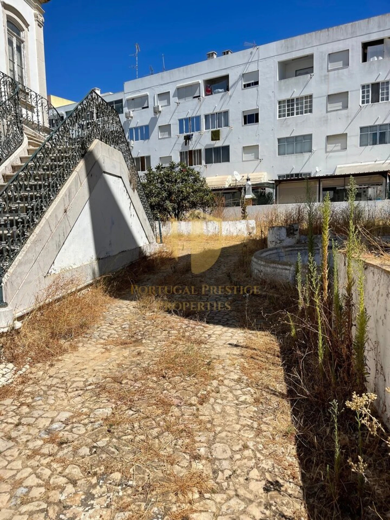Moradia T8 para Venda em Quelfes Foto 3