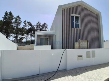 Moradia T4 para Venda em Santa Maria, São Pedro e Sobral da Lagoa