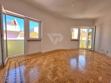 Apartamento T2 para Arrendamento em Campo de Ourique
