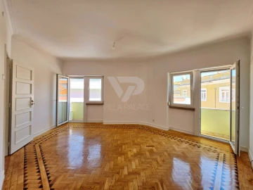 Apartamento T2 para Arrendamento em Campo de Ourique