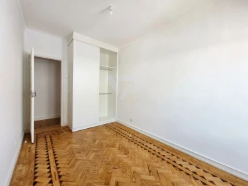 Apartamento T2 para Arrendamento em Campo de Ourique
