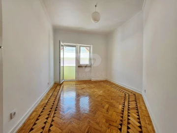 Apartamento T2 para Arrendamento em Campo de Ourique