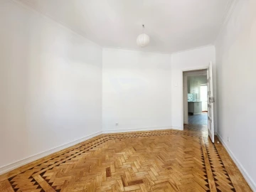 Apartamento T2 para Arrendamento em Campo de Ourique