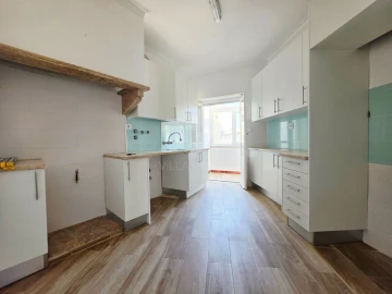 Apartamento T2 para Arrendamento em Campo de Ourique