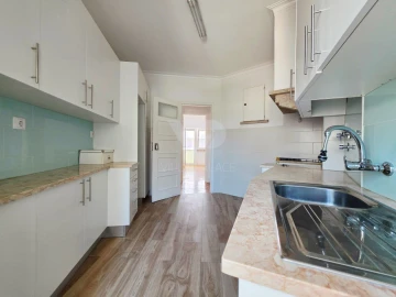 Apartamento T2 para Arrendamento em Campo de Ourique