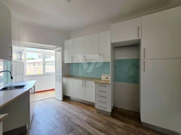 Apartamento T2 para Arrendamento em Campo de Ourique