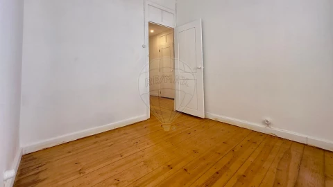 Apartamento T3 para Arrendamento em Alcantara