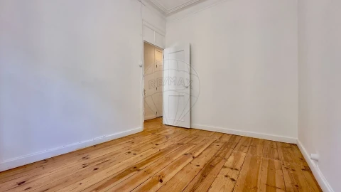 Apartamento T3 para Arrendamento em Alcantara