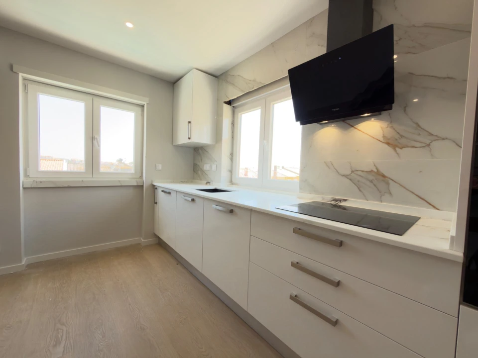 Apartamento T2 para Venda em Carcavelos e Parede Foto 8