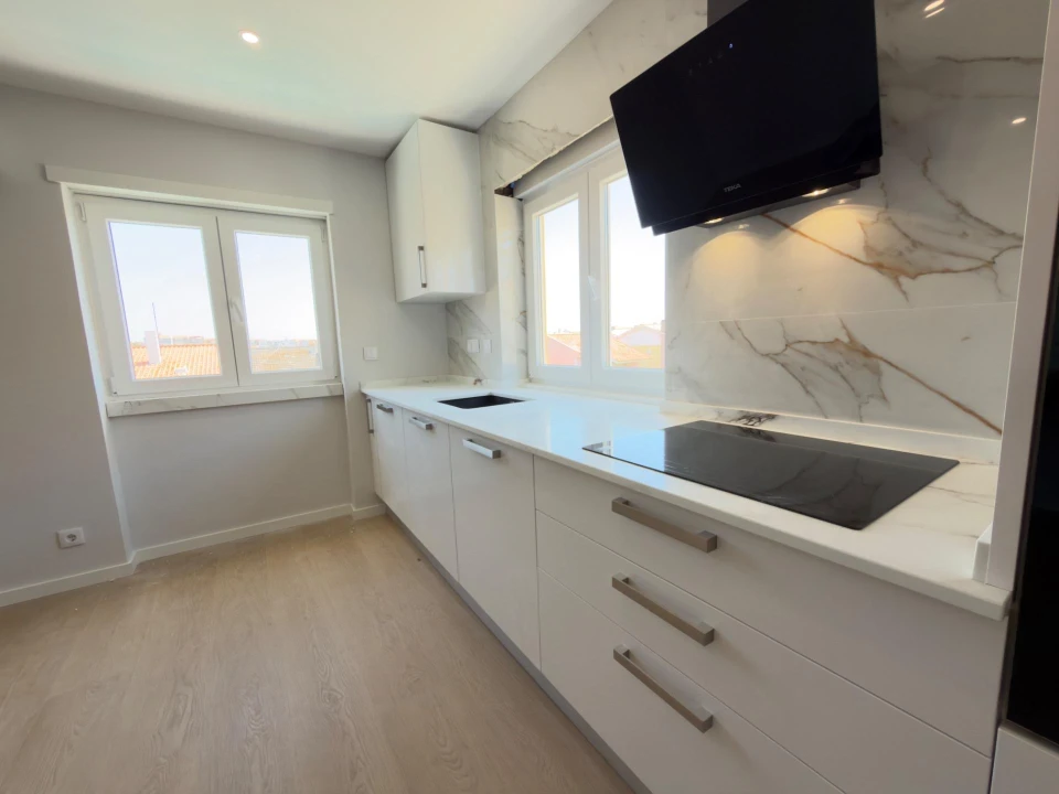 Apartamento T2 para Venda em Carcavelos e Parede Foto 9