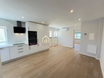 Apartamento T1 para Venda em Carcavelos e Parede