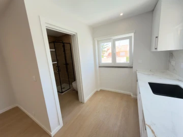 Apartamento T1 para Venda em Carcavelos e Parede