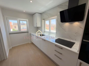 Apartamento T1 para Venda em Carcavelos e Parede