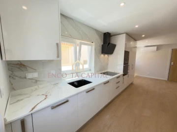 Apartamento T1 para Venda em Carcavelos e Parede