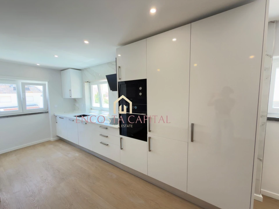 Apartamento T1 para Venda em Carcavelos e Parede Foto 3